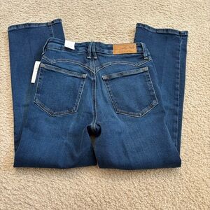 Good American - DOLLY JOLEANS PETITE STRAIGHT JEANS